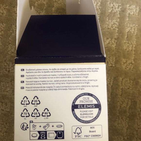 ELEMIS Peptide4 Plumping Pillow Facial - Purple and Silver - Picture 7 of 7